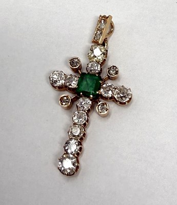 Lot 373 - EMERALD AND DIAMOND PENDENT CROSS, 1890s