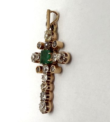 Lot 373 - EMERALD AND DIAMOND PENDENT CROSS, 1890s