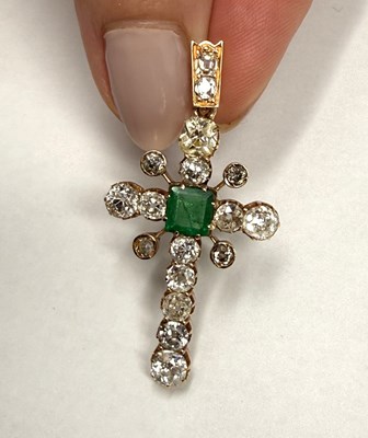 Lot 373 - EMERALD AND DIAMOND PENDENT CROSS, 1890s