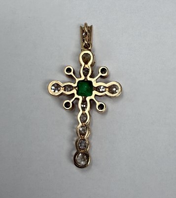 Lot 373 - EMERALD AND DIAMOND PENDENT CROSS, 1890s
