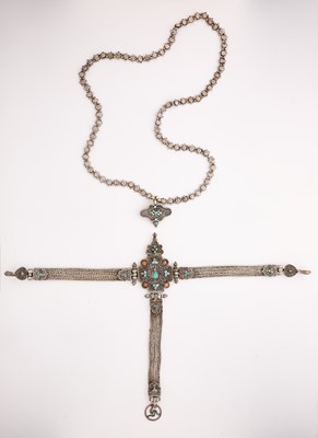Lot 240 - AN INLAID SILVER WOMAN'S BELT ORNAMENT WITH MATCHING CHAIN, TIBET, EARLY 20TH CENTURY