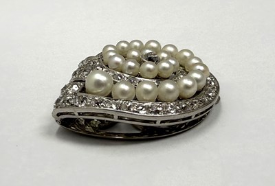Lot 329 - ART DECO PEARL AND DIAMOND CLIP BROOCH, CIRCA 1925