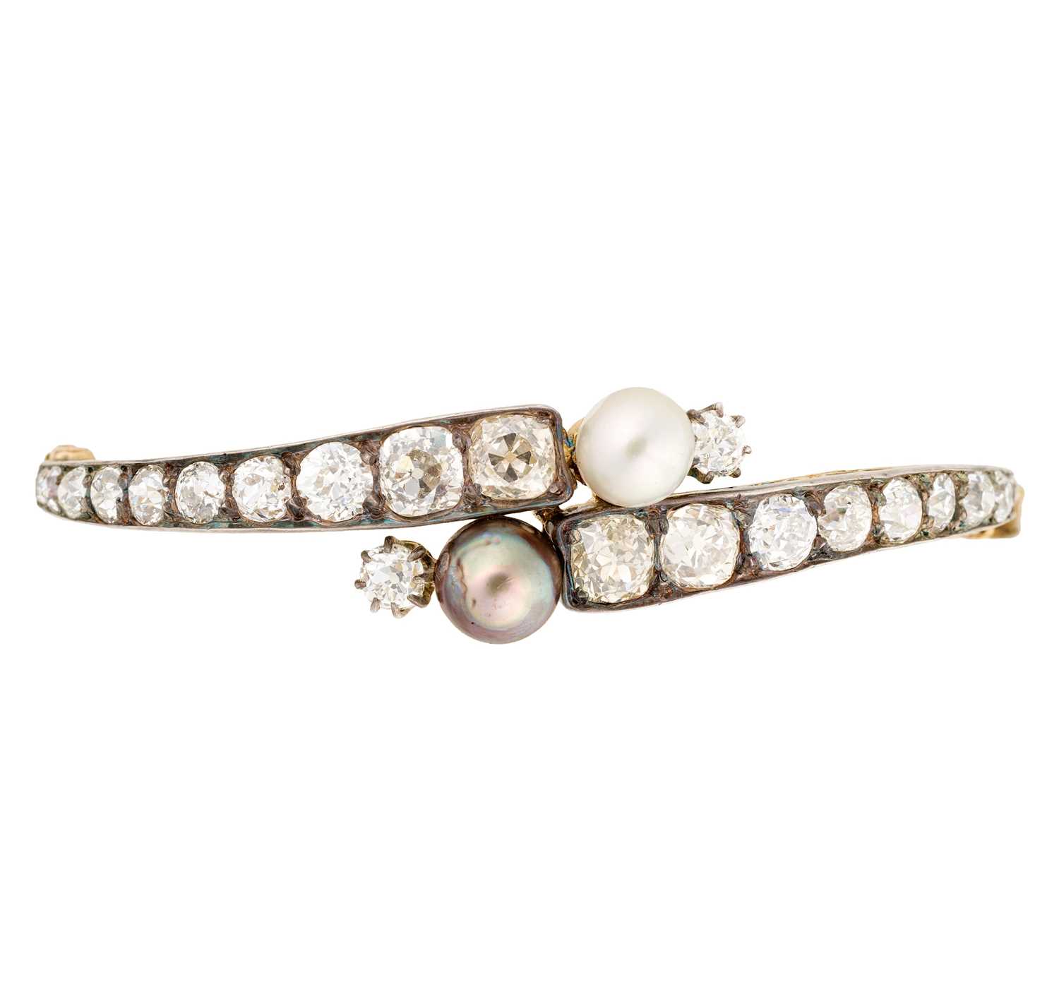 Lot 392 - VICTORIAN PEARL AND DIAMOND HINGED BANGLE, 1890s