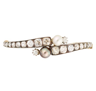 Lot 392 - VICTORIAN PEARL AND DIAMOND HINGED BANGLE, 1890s