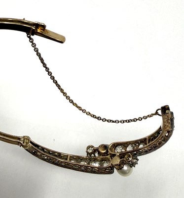 Lot 392 - VICTORIAN PEARL AND DIAMOND HINGED BANGLE, 1890s