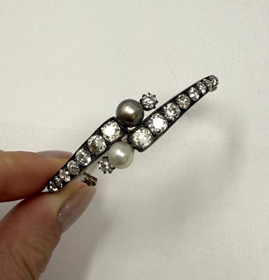 Lot 392 - VICTORIAN PEARL AND DIAMOND HINGED BANGLE, 1890s