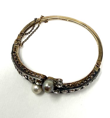 Lot 392 - VICTORIAN PEARL AND DIAMOND HINGED BANGLE, 1890s