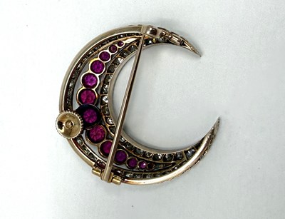 Lot 387 - VICTORIAN RUBY AND DIAMOND CRESCENT MOON BROOCH, 1890s
