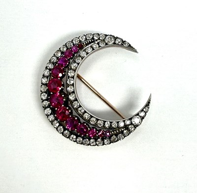 Lot 387 - VICTORIAN RUBY AND DIAMOND CRESCENT MOON BROOCH, 1890s