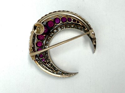 Lot 387 - VICTORIAN RUBY AND DIAMOND CRESCENT MOON BROOCH, 1890s