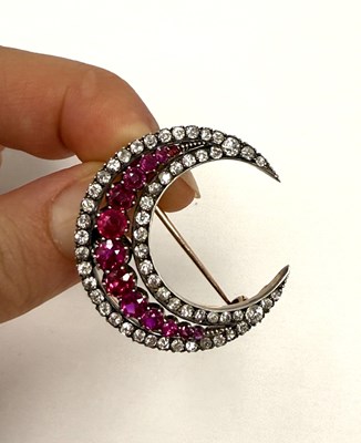 Lot 387 - VICTORIAN RUBY AND DIAMOND CRESCENT MOON BROOCH, 1890s