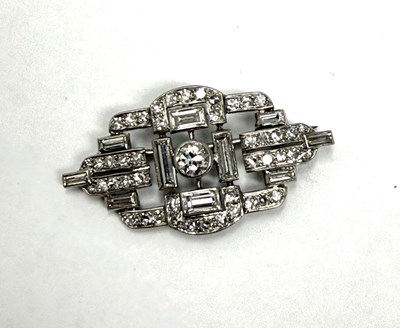 Lot 332 - ART DECO DIAMOND BROOCH, 1930s