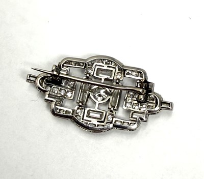 Lot 332 - ART DECO DIAMOND BROOCH, 1930s