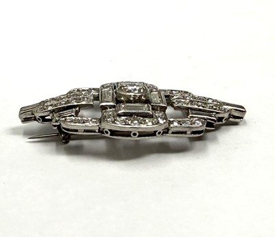 Lot 332 - ART DECO DIAMOND BROOCH, 1930s