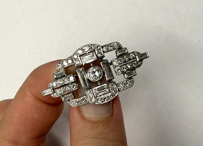 Lot 332 - ART DECO DIAMOND BROOCH, 1930s
