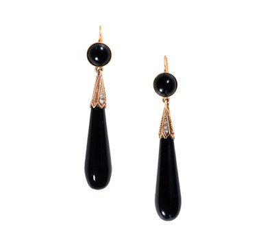 Lot 316 - A PAIR OF ONYX AND DIAMOND PENDENT EARRINGS, 1900s