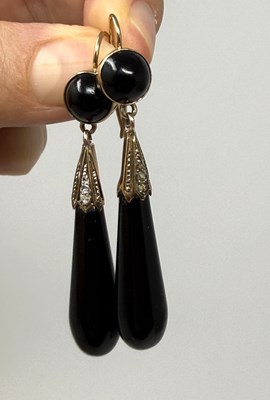 Lot 316 - A PAIR OF ONYX AND DIAMOND PENDENT EARRINGS, 1900s