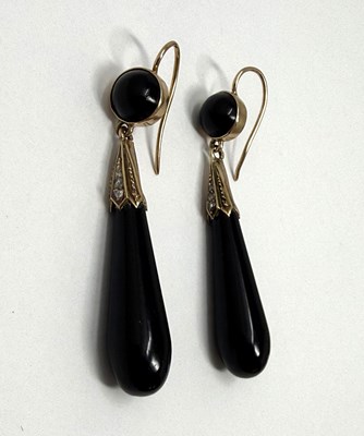 Lot 316 - A PAIR OF ONYX AND DIAMOND PENDENT EARRINGS, 1900s