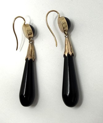 Lot 316 - A PAIR OF ONYX AND DIAMOND PENDENT EARRINGS, 1900s