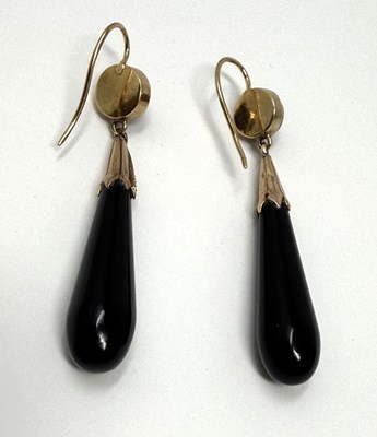Lot 316 - A PAIR OF ONYX AND DIAMOND PENDENT EARRINGS, 1900s