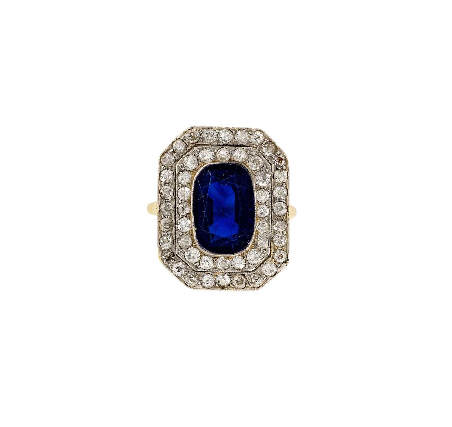 Lot 385 - EDWARDIAN SAPPHIRE AND DIAMOND RING, 1910s