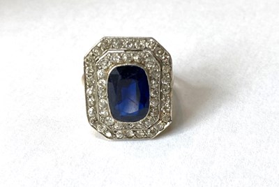 Lot 385 - EDWARDIAN SAPPHIRE AND DIAMOND RING, 1910s