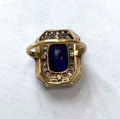 Lot 385 - EDWARDIAN SAPPHIRE AND DIAMOND RING, 1910s