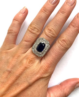 Lot 385 - EDWARDIAN SAPPHIRE AND DIAMOND RING, 1910s