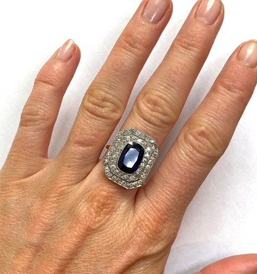 Lot 385 - EDWARDIAN SAPPHIRE AND DIAMOND RING, 1910s