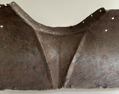 Lot 43 - AN OTTOMAN OR MAMLUK SHOULDER GUARD, 15TH/16TH CENTURY
