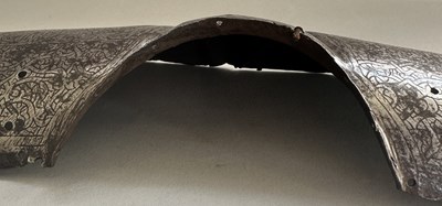 Lot 43 - AN OTTOMAN OR MAMLUK SHOULDER GUARD, 15TH/16TH CENTURY