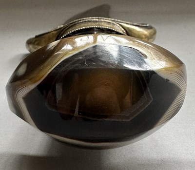 Lot 8 - A RARE INDIAN KHANJAR WITH AGATE (SARDONYX) GRIP, LATE 17TH/18TH CENTURY