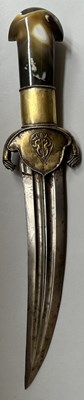 Lot 8 - A RARE INDIAN KHANJAR WITH AGATE (SARDONYX) GRIP, LATE 17TH/18TH CENTURY