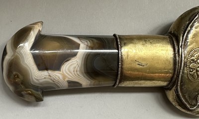 Lot 8 - A RARE INDIAN KHANJAR WITH AGATE (SARDONYX) GRIP, LATE 17TH/18TH CENTURY