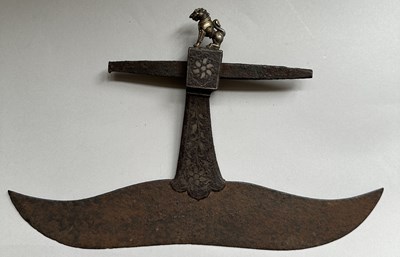 Lot 13 - AN INDIAN AXE-HEAD MOUNTED WITH A YALI, 18TH/19TH CENTURY