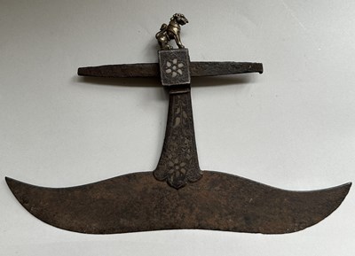 Lot 13 - AN INDIAN AXE-HEAD MOUNTED WITH A YALI, 18TH/19TH CENTURY