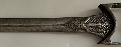 Lot 9 - A SOUTH INDIAN KATAR, 17TH CENTURY, PROBABLY TANJORE OR GOLCONDA