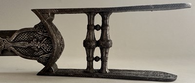 Lot 9 - A SOUTH INDIAN KATAR, 17TH CENTURY, PROBABLY TANJORE OR GOLCONDA
