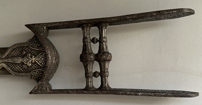 Lot 9 - A SOUTH INDIAN KATAR, 17TH CENTURY, PROBABLY TANJORE OR GOLCONDA