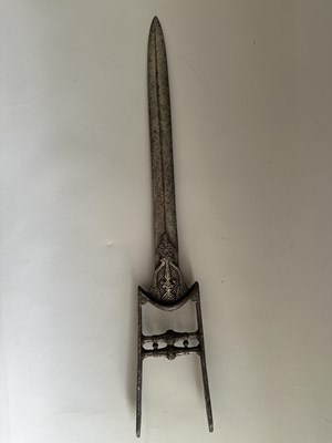 Lot 9 - A SOUTH INDIAN KATAR, 17TH CENTURY, PROBABLY TANJORE OR GOLCONDA
