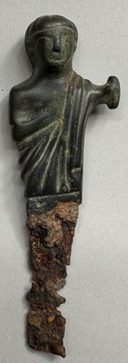 Lot 46 - A RARE ETRUSCAN OR EARLY ROMAN HANDLE, PROBABLY FOR A KNIFE, 9TH TO 1ST CENTURY BC OR LATER
