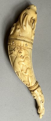 Lot 33 - A VERY RARE MUGHAL IVORY PRIMING-FLASK, 17TH CENTURY