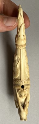 Lot 33 - A VERY RARE MUGHAL IVORY PRIMING-FLASK, 17TH CENTURY