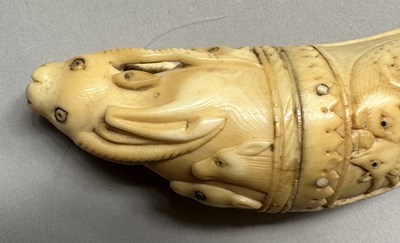 Lot 33 - A VERY RARE MUGHAL IVORY PRIMING-FLASK, 17TH CENTURY