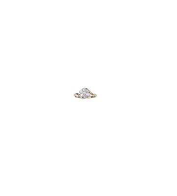 Lot 777 - DIAMOND CLUSTER RING