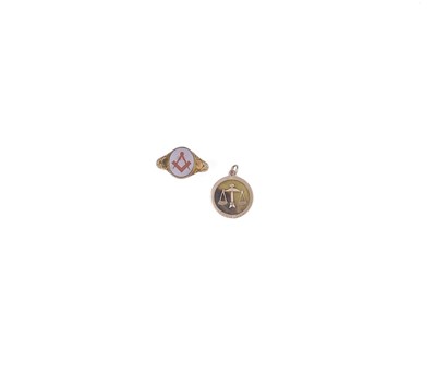 Lot 790 - ~EIGHTEEN CARAT GOLD AND AGATE MASONIC RING