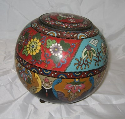 Lot 14 - A CHINESE CLOISONNE JAR AND COVER